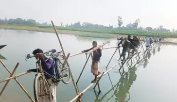 গাইবান্ধায় ৫ গ্রামের মানুষের ভরসা একটি বাঁশের সাঁকো