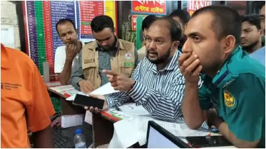 উত্তরা আব্দুল্লাপুর বাস কাউন্টারে ঈদে অতিরিক্ত ভাড়া আদায়ের বিরুদ্ধে বিআরটিএ মোবাইল কোর্ট অভিযান