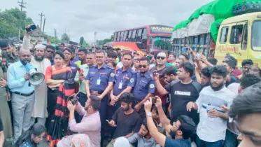 স্বাস্থ্য কর্মকর্তার অপসারণের দাবিতে মহাসড়ক অবরোধ