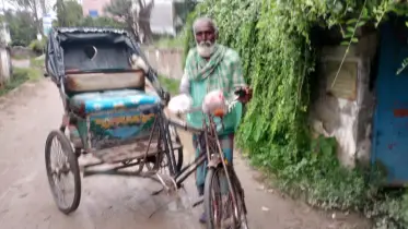 অর্ধশত বছর রিকশা চালিয়ে চলে সংসার