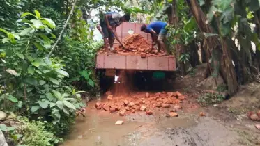 উল্লাপাড়ায় বিএনপি নেতার নিজ অর্থায়নে রাস্তা সংস্কার