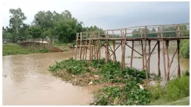 পাহাড়ি ঢলে ধসে পড়েছে সেতু, গ্রামবাসীর চরম দুর্ভোগ