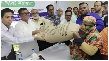আমতলীতে সাড়ে ১৭ হাজার পরিবার পেলো বিশেষ ভিজিএফ চাল