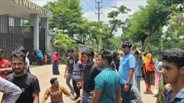 শ্রীপুরে বকেয়া বেতনের দাবিতে শ্রমিকদের বিক্ষোভ