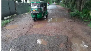 নগরকান্দা সড়কে গর্তে গাড়ি, ধূলায় দমবন্ধ, জনভোগান্তির চূড়ান্ত রূপ