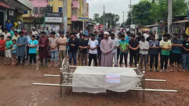 রাস্তা সংস্কারের দাবিতে প্রতীকী গায়েবানা জানাজা আয়োজন এলাকাবাসীর