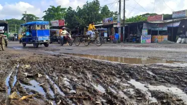 টানা বর্ষণে বরিশালে মহাসড়কের বেহাল দশা : যান চলাচল ঝুঁকিতে