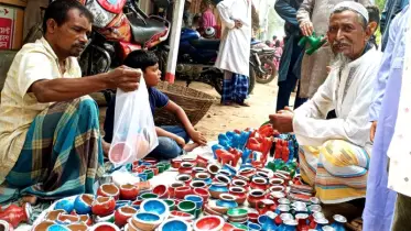 হাড়ি-পাতিল বিক্রি শেষ হলেই মুরগি নিয়ে বাড়ি ফিরবেন আনসার আলী
