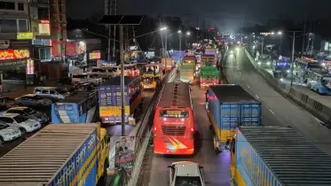 ঢাকা-চট্টগ্রাম মহাসড়কে ৫ কিঃমি যানজট, যাত্রীদের চরম ভোগান্তি