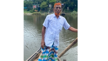 ৫৩ বছর বৈঠা হাতে তিতাসে মিজান মিয়া: জীবনটাই যেন নৌকার আরেক নাম