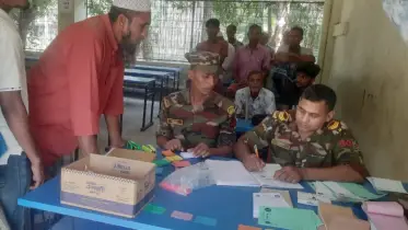 সাতক্ষীরায় বেড়িবাঁধ ভাঙনে ক্ষতিগ্রস্ত মানুষের মধ্যে সেনাবাহিনীর বিনামূল্যে চিকিৎসা সহায়তা প্রদান
