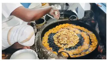 ৬৫ বছরের মিষ্টি ইতিহাস: রাজশাহীর বাটার মোড়ের জিলাপির গল্প