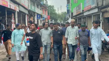 শরীয়তপুরে মেধাবী ছাত্রকে হত্যা, আসামিদের গ্রেফতারের দাবিতে লাশ নিয়ে মিছিল