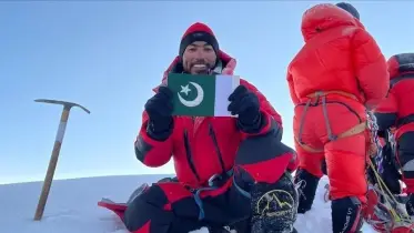 গোটা দক্ষিণ এশিয়ার গর্ব: পাকিস্তানি পর্বতারোহীর অনন্য কীর্তি!
