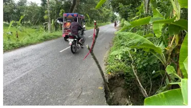 বাগাতিপাড়ার সংযোগ সড়কে ভাঙন, ঝুঁকিপূর্ণ যাতায়াত