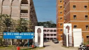 লক্ষ্মীপুরে আদালতে আইনজীবী-কর্মচারীদের হাতাহাতি