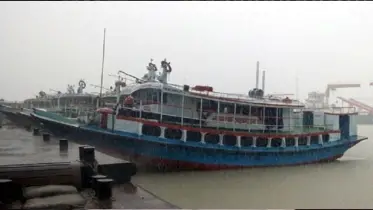বৈরী আবহাওয়ার কারণে হাতিয়ার সঙ্গে সারাদেশের নৌযোগাযোগ বন্ধ