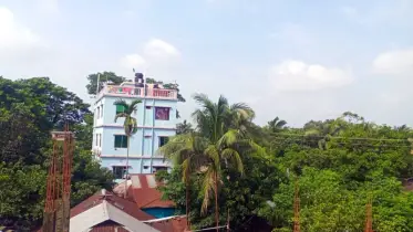 তিন দিন পরে সূর্যের দেখা মিললেও আকাশ মেঘলা,মানুষ ফিরছে স্বাভাবিক কাজকর্মে 