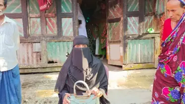 ৫ বছর প্রেম, সব দিয়েছি—এখন বিয়ে চাই: প্রেমিকের বাড়িতে প্রেমিকার অনশন!