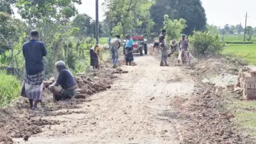 চাঁপাইনবাবগঞ্জে চাঁদা না পেয়ে সড়কের কাজ বন্ধ