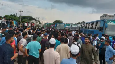 গোপালগঞ্জে হামলার প্রতিবাদে কুবি শিক্ষার্থীদের ঢাকা-চট্টগ্রাম মহাসড়ক অবরোধ