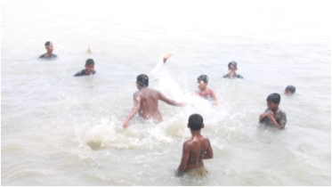 প্রচণ্ড গরমে জনজীবন অতিষ্ঠ, স্বস্তির খোঁজে নদীতে ভিড়