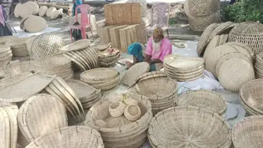 বাঁশের তৈরী সামগ্রী বিক্রি করে জীবিকা নির্বাহ করছেন রহম আলী