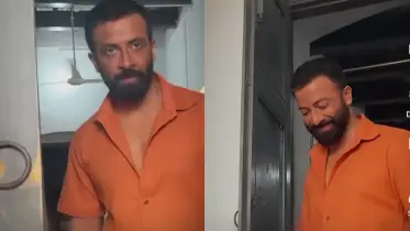 কমলা শার্ট, ছোট চুল আর মিষ্টি হাসিতে ফের মন কাড়লেন শাকিব!