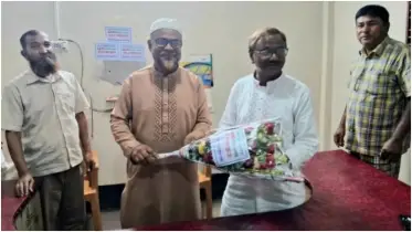 বিএনপি নেতাকে আওয়ামী লীগ নেতার ফুলেল শুভেচ্ছা
