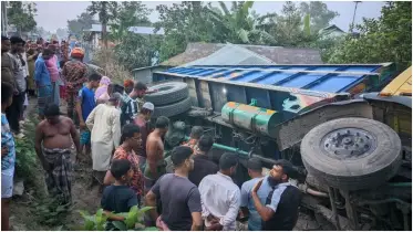 ট্রাক নিয়ন্ত্রণ হারিয়ে বসতঘরে, কেড়ে নিল ঘুমন্ত নারীর প্রাণ