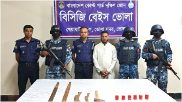 ভোলায় কোস্ট গার্ড ও পুলিশের যৌথ অভিযানে ৬টি হাতবোমা ও ৫টি দেশীয় অস্ত্র উদ্ধার, একজন আটক