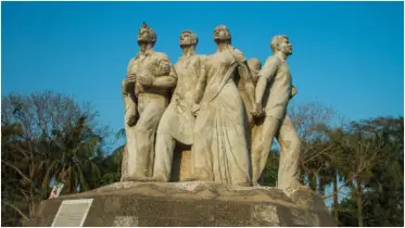 রাজু ভাস্কর্যে শিক্ষার্থীদের বিক্ষোভ: আব্দুল হামিদসহ সহযোগীদের বিচারের দাবি