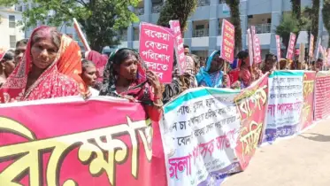 মজুরি না পেয়ে উত্তাল সিলেটের তিন চা বাগান: রাস্তায় আন্দোলনে চা শ্রমিকেরা