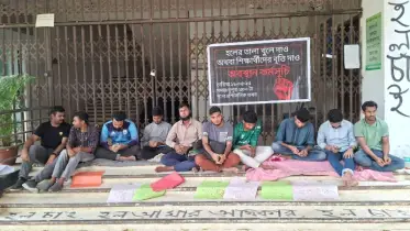 হল খোলার দাবিতে দ্বিতীয় দিনের মতো চলছে অবস্থান কর্মসূচি