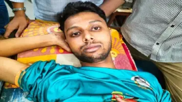 সন্ত্রাসীদের গুলিতে আহত খুলনা জেলা বৈষম্যবিরোধী ছাত্র আন্দোলনের নেতা