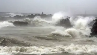 নিম্নচাপের কারণে ৮ ফুট জলোচ্ছাসের আশঙ্কা, তিন নম্বর সতর্ক সংকেত জারি যেসব অঞ্চলে