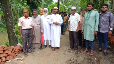 বাউফলে নিজ উদ্যোগে ২০০ ফুট কাঁচা সড়কে ইটের সলিং করলেন ড. মাসুদ 