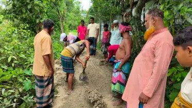 আখাউড়ায় বিএনপি নেতার উদ্যোগে গ্রামীন রাস্তা সংস্কার