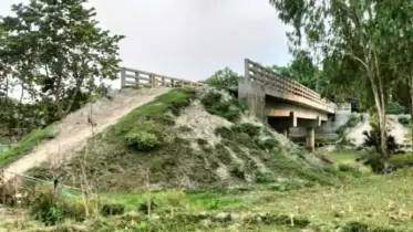 ব্রীজের সংযোগ সড়ক না থাকায় চরম দুর্ভোগ