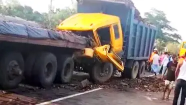 চলন্ত লরিতে ড্রাম ট্রাকের ধাক্কা, চালক ও সহকারীর মৃত্যু