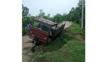 গাইবান্ধায় রাস্তার বেহাল দশা, ভোগান্তিতে বিশ গ্রামের লাখ মানুষ