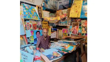 ৩০ বছর ধরে ছবি বাইন্ডিং করে বিক্রি করেন পাবনার গৌতম সাহা 