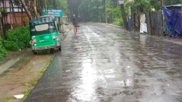 টানা বৃষ্টিতে জনদুর্ভোগ সৃষ্টি, ভোলার সাথে স্থানীয় নৌযোগাযোগ বন্ধ  