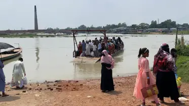 নামেমাত্র ফেরি, ঝুঁকি নিয়ে পারাপার ১০ হাজার মানুষের