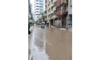 মতিঝিল রামকৃষ্ণ মিশন রোডে সামান্য বৃষ্টিতেই জলাবদ্ধতা, দুর্ভোগে হাজারো  মানুষ