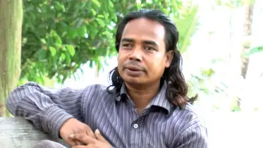অন্ধ হলেও জীবন থেমে নেই: বাবার চিকিৎসার ভার কাঁধে নিয়েছেন বাউল আসলাম