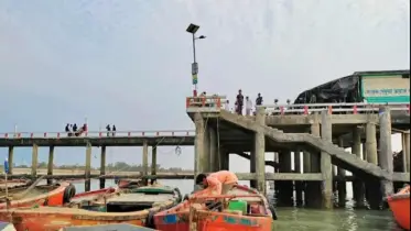 ২০ বছরেও সংস্কার হয়নি মগনামা -কুতুবদিয়া জেটিঘাট