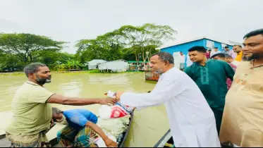 বিপদে পাশে বিএনপি—বাউফলে বিএনপি নেতার খাদ্য সহায়তা বিতরণ