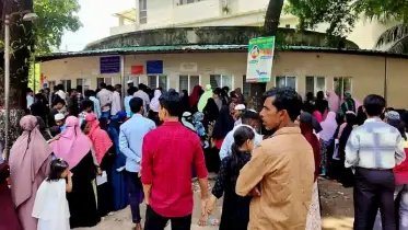 ঘণ্টার পর ঘণ্টা দাঁড়িয়ে,এক মিনিট চিকিৎসা  সরকারি সেবার বাস্তব চিত্র