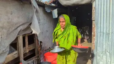 ভাঙা ঘরের কোণে রুটি বিক্রি করেন মা, সন্তানরা কেউ দেখেন না